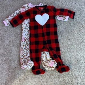 Two warm weather cozy sleepers/mamelucos 6-9 mths